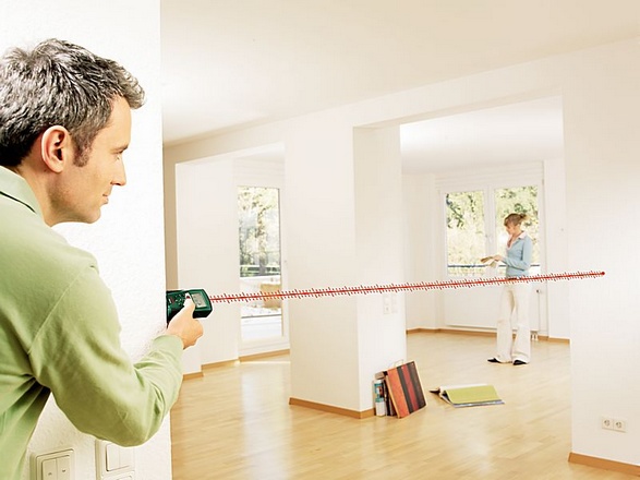 Illustratie van een digitale lasermaatopname in een lichte woning