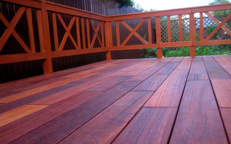 Houten dakterras van red cedar met balustrade in Amsterdam