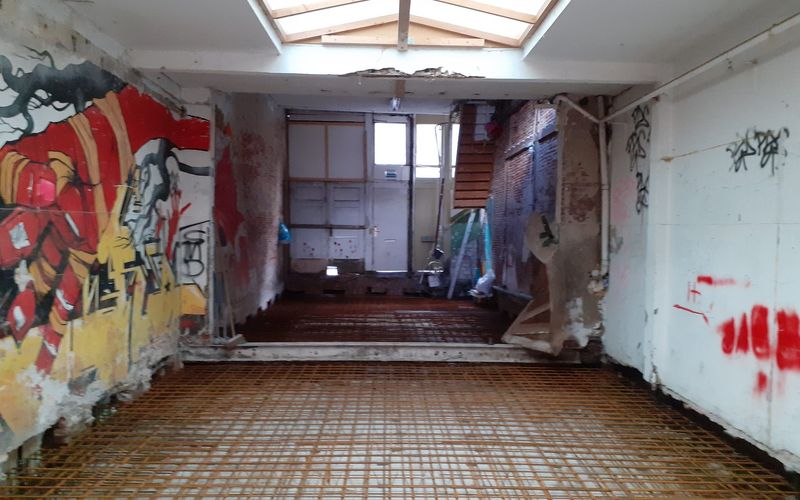 Gestript casco tijdens een renovatieproject