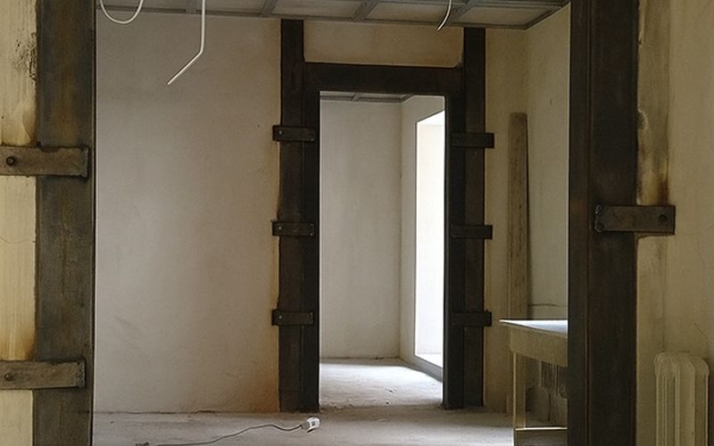 Stahlportal in einer tragenden Wand